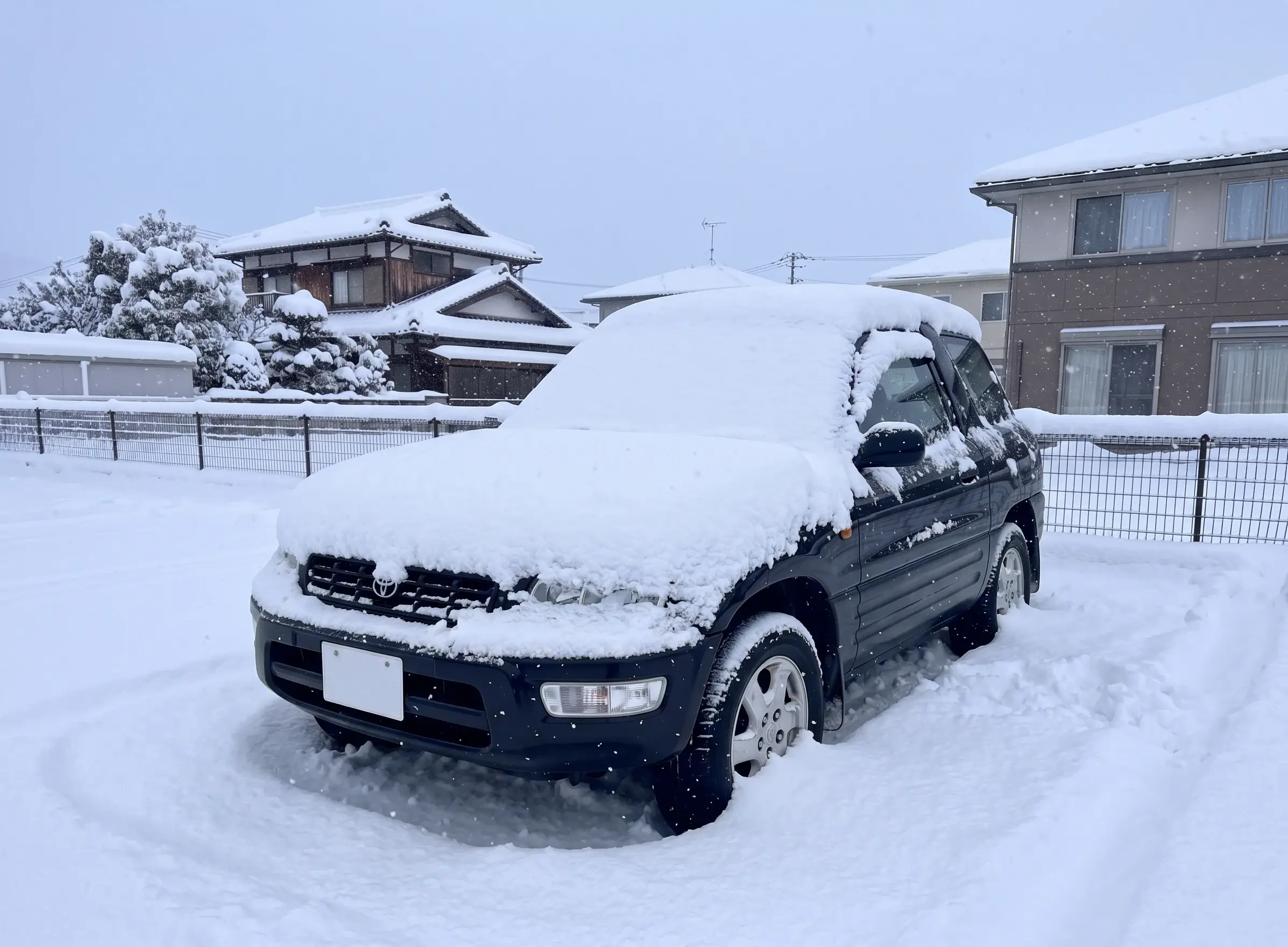 雪の積もった車の画像