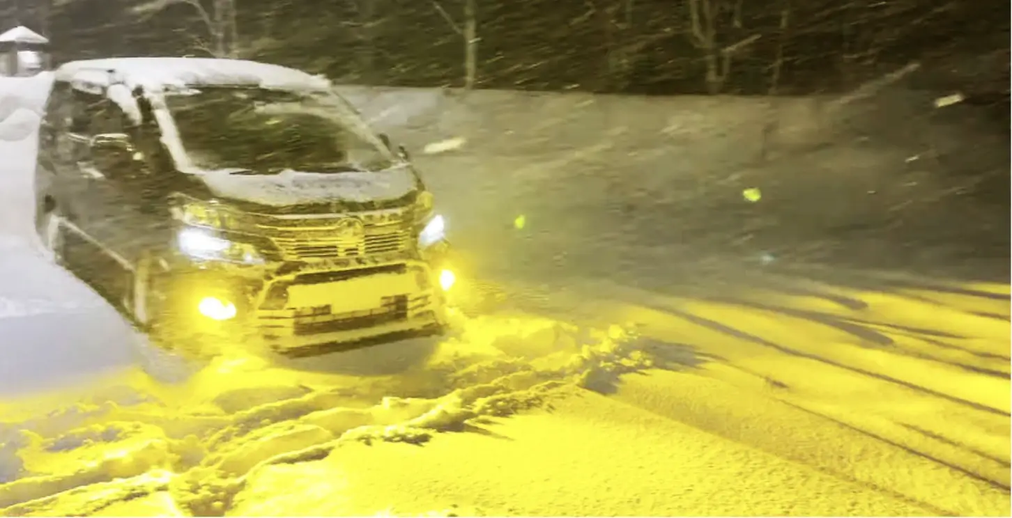 雪道でイエローフォグランプを使用した車の画像
