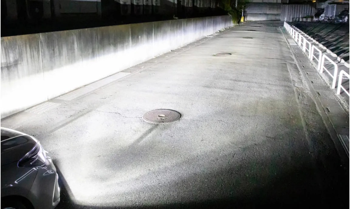 夜間の路面を照らすヘッドライトの照射例