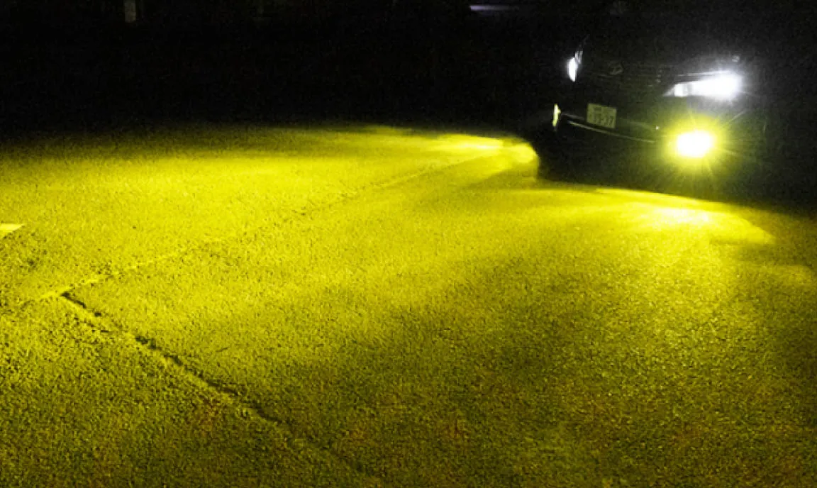 黄色フォグランプの点灯例（前部バンパー下部）