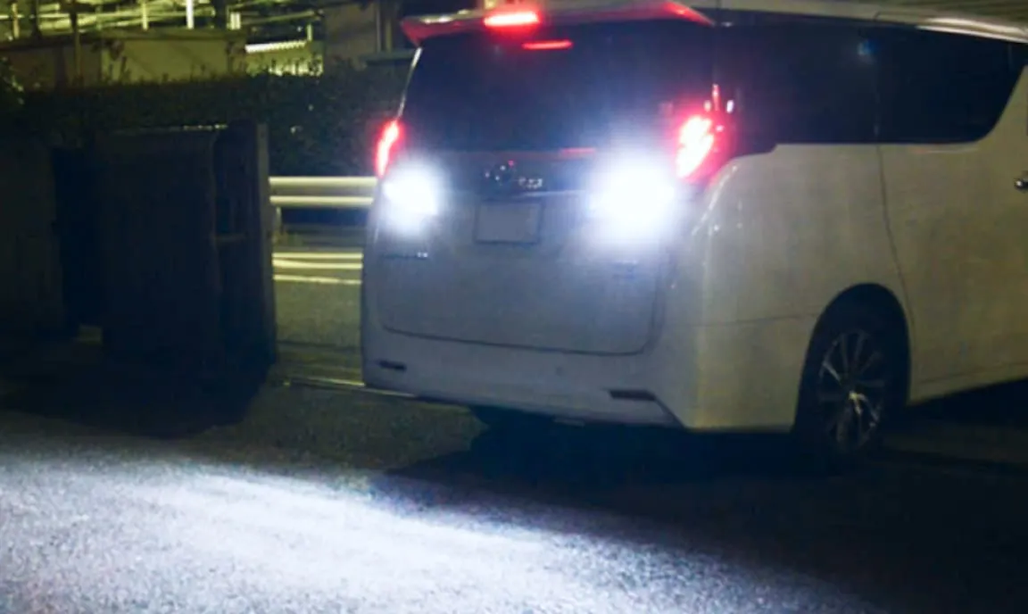 車両後部のバックランプ点灯例（後退時照明）