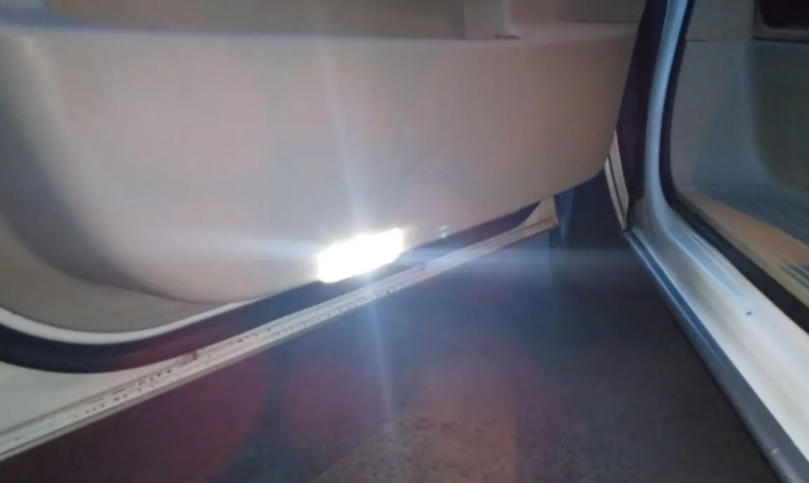 ドア下部のカーテシランプ点灯例（足元照明）